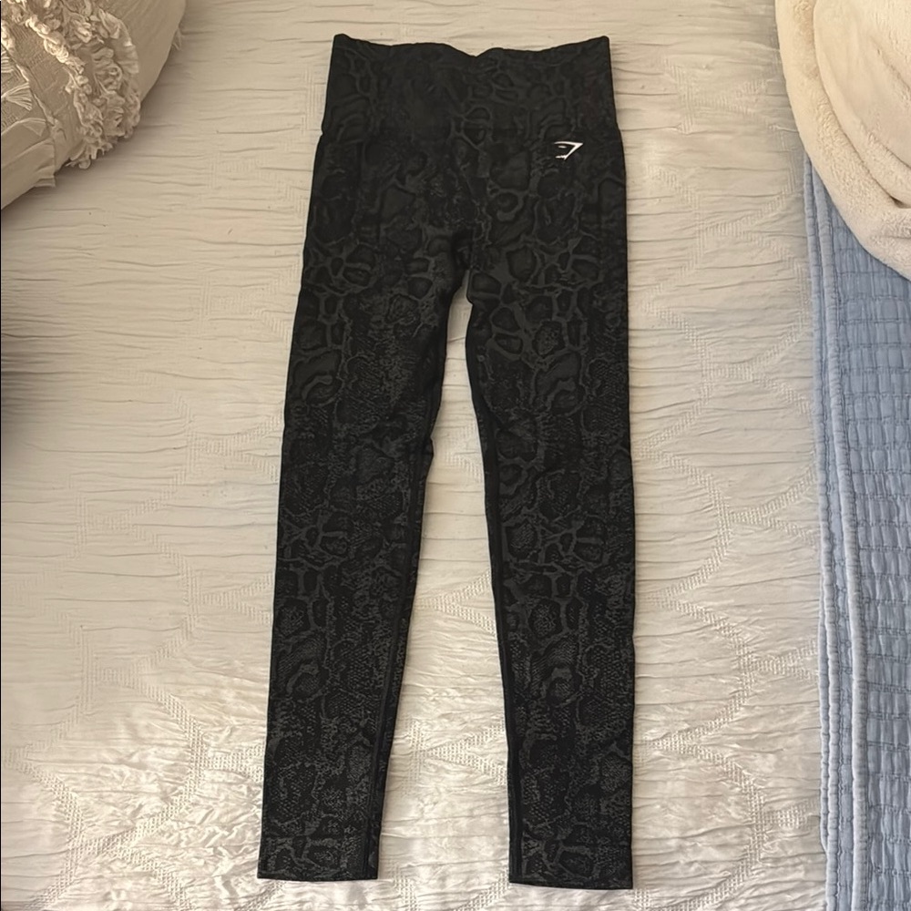 Black Gym Shark Textured Leggings with Elastic Waistband